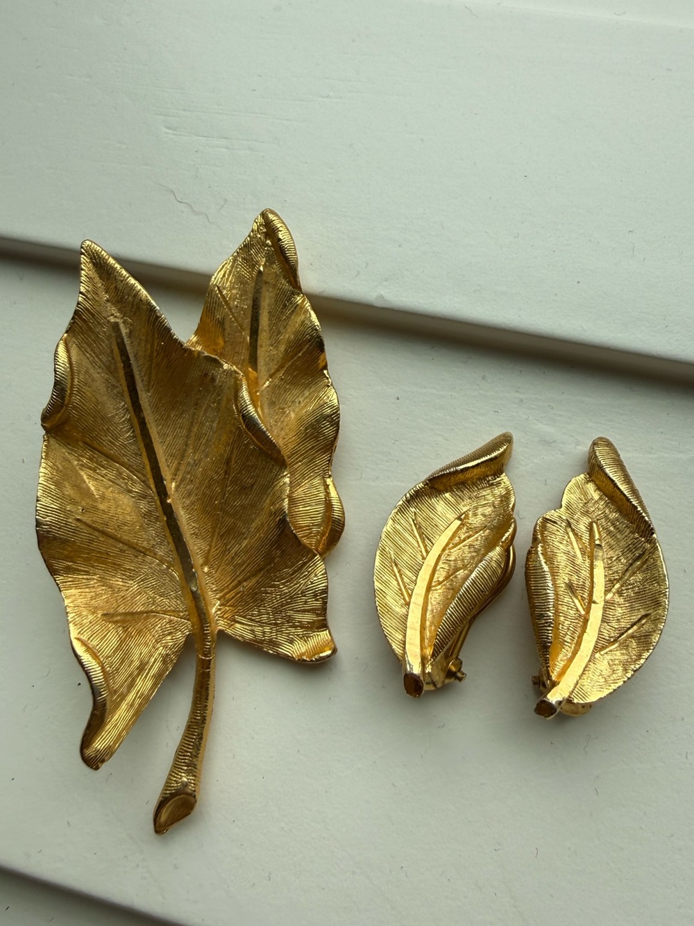 BSK Goldtone Textured Leaf Brooch Pin & Clip-on Earrings Set vintage signed